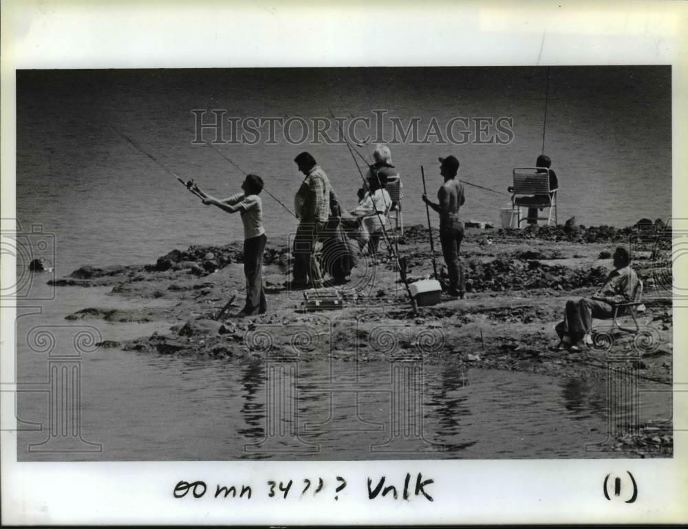 1983 Press Photo Summer at last "Vancouver Lake" fisherman take to beach - Historic Images
