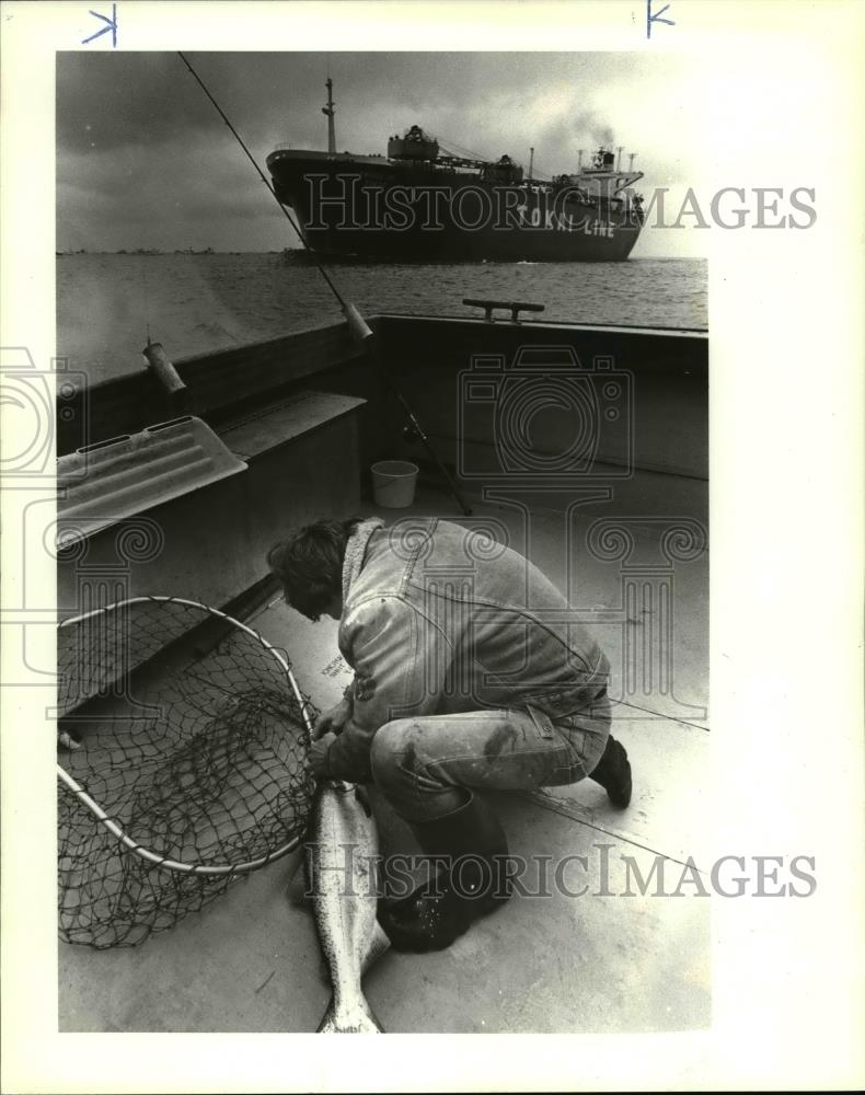 1984 Press Photo Deckhand Steve Biddle fishing on Columbia River - orb44004 - Historic Images