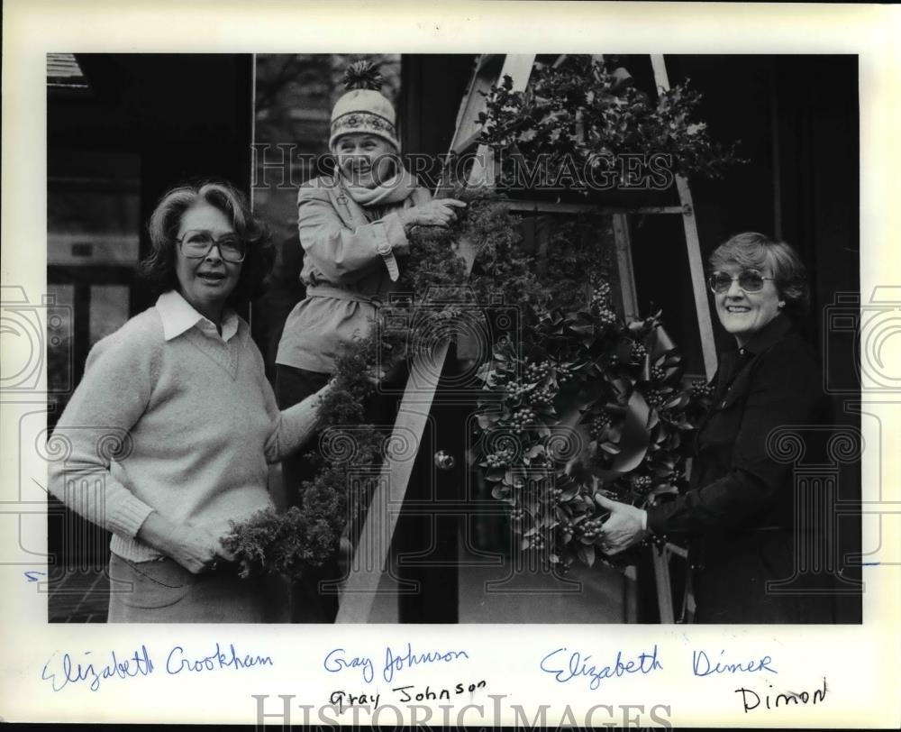 1982 Press Photo Portland Garden Club Members Decorate the Club House - orb15466 - Historic Images