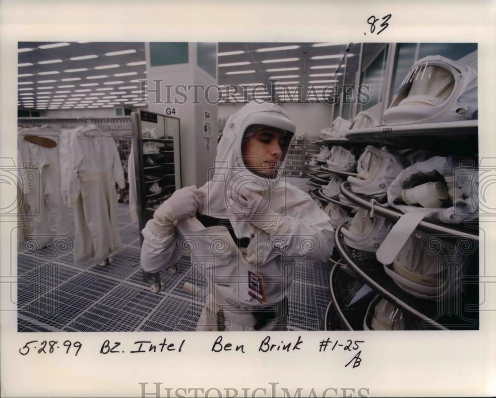 1999 Press Photo Intel Corp employee wears a protective suit - orb19052 - Historic Images
