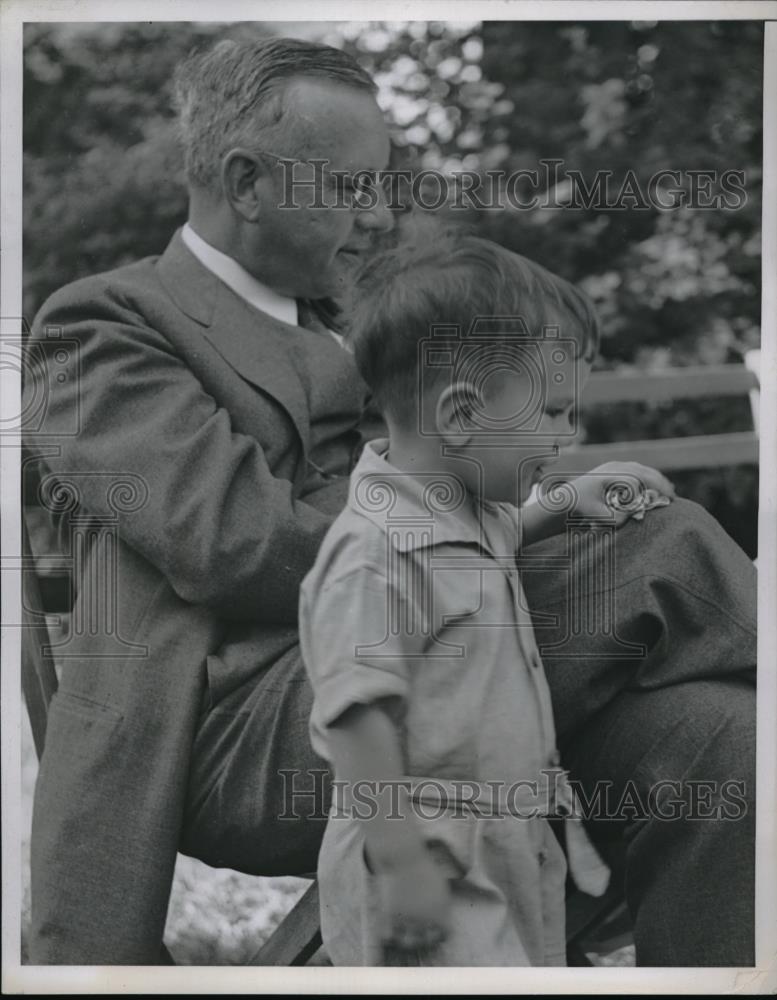 1936 Press Photo Governor Landon and boy - neb37684 - Historic Images