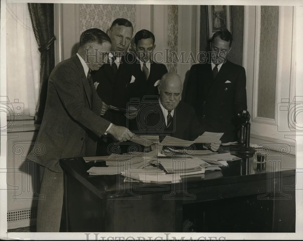 1932 Press Photo Mayor John O&#39;Brien of New York as he reads his telegrams - Historic Images