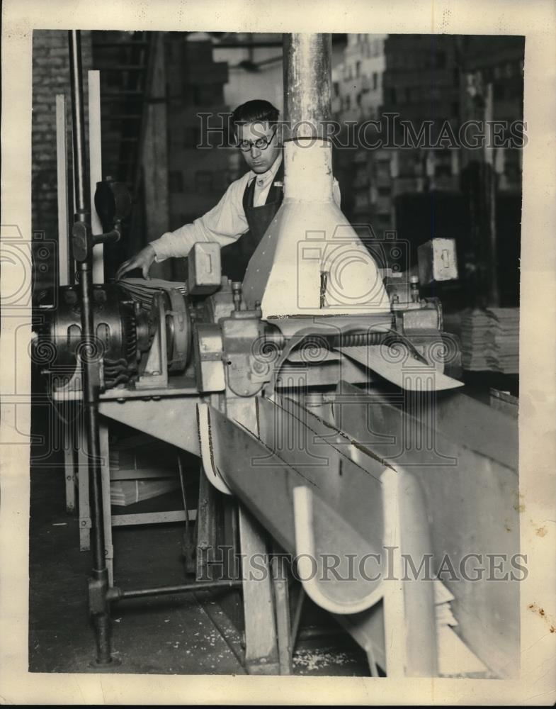 1926 Press Photo Willard Storage Battery Company worker at the plant - neb38441 - Historic Images