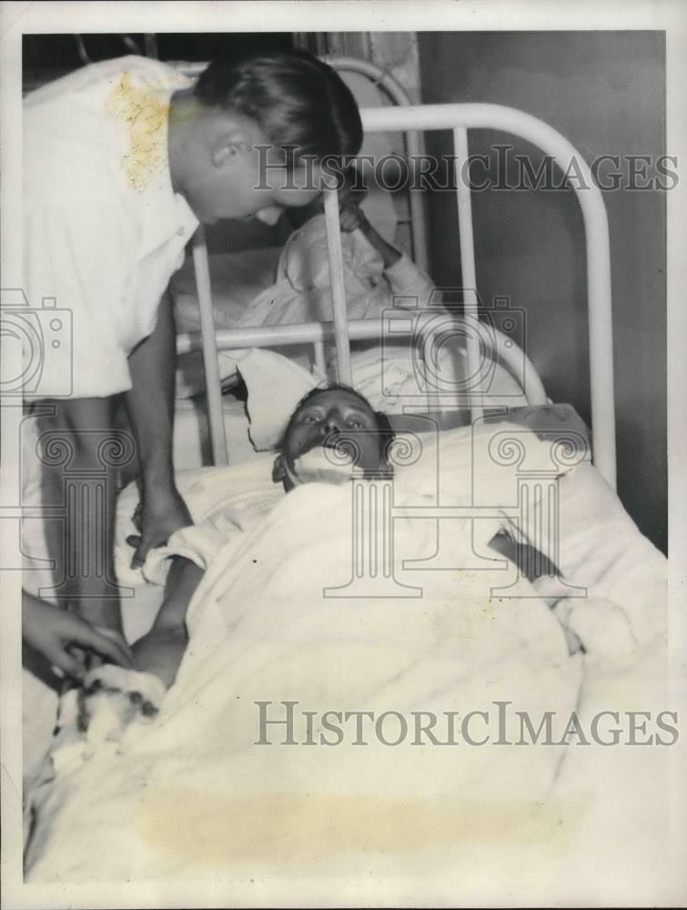 1931 Press Photo Chicago man Peter Mooney in hopital burned at Colony Theater - Historic Images