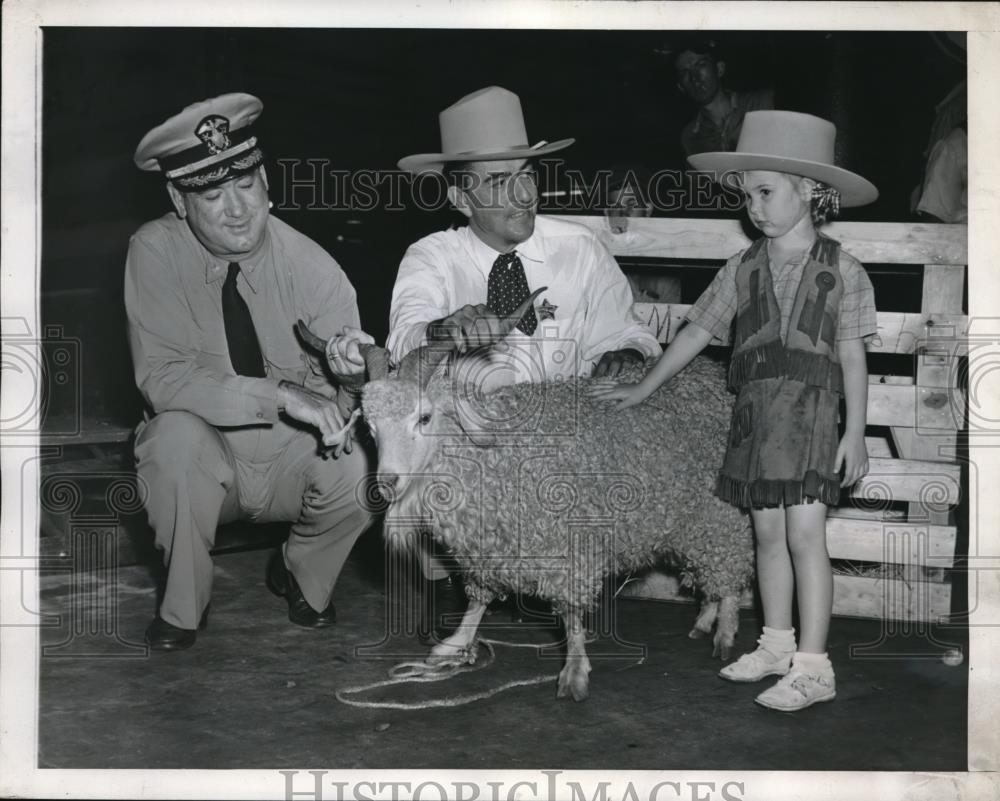 1945 Press Photo Chester mascot for Middies of Annapolis arrive at Union Station - Historic Images