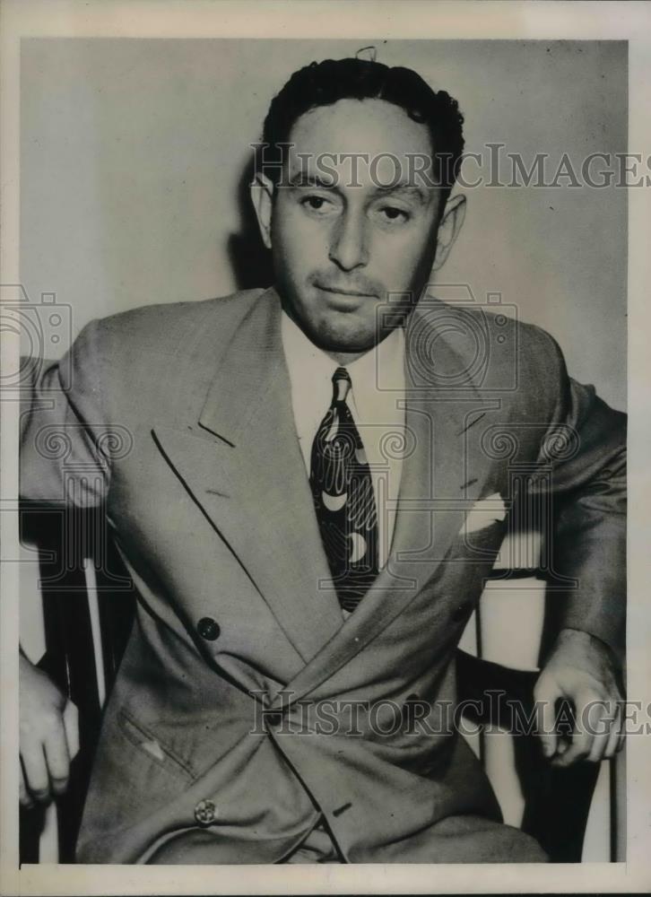 1938 Press Photo Bernard Tpolitzky Hollywood Promoter held in Diamond Case - Historic Images