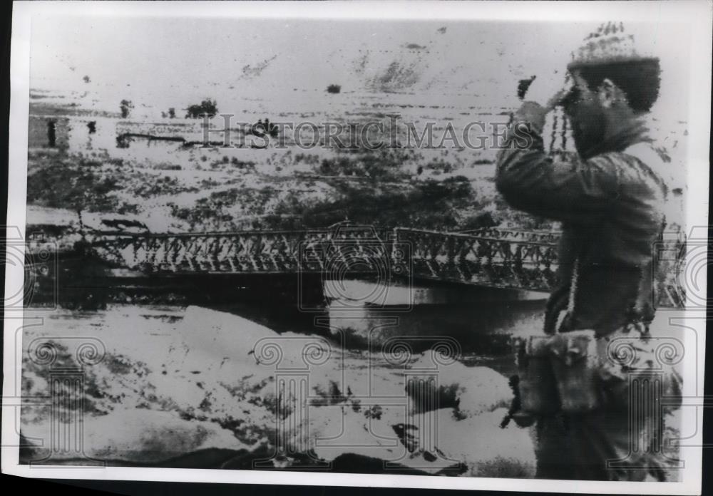 1969 Press Photo Soldier watches explosion of Damich Bridge on Jordan River - Historic Images