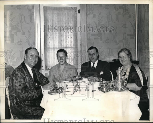 1934 Press Photo Public Welfare commissioner Frank Taylor, wife & sons - Historic Images