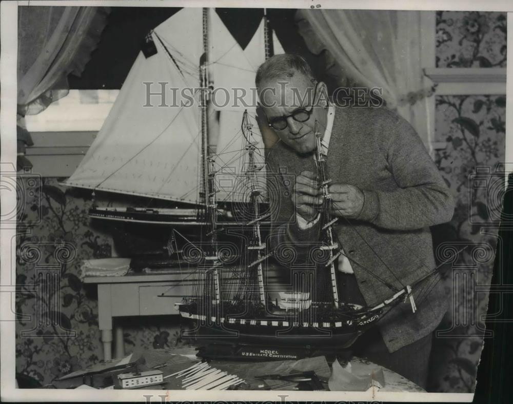 1933 Press Photo Lt Daniel Sullivan works on model of frigate Constitution - Historic Images