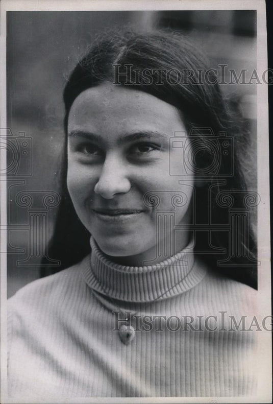 Press Photo Heights High school student Lydia Furman won a special award - Historic Images