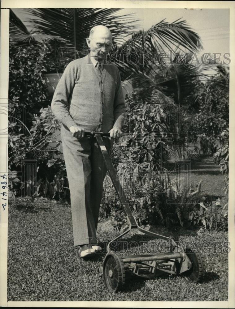 1939 Press Photo House of Representatives Clerk South Trimble mows grass - Historic Images
