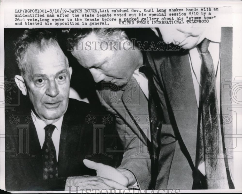 1959 Press Photo LA Gov Earl Long shakes hands with unidentified man after vote - Historic Images