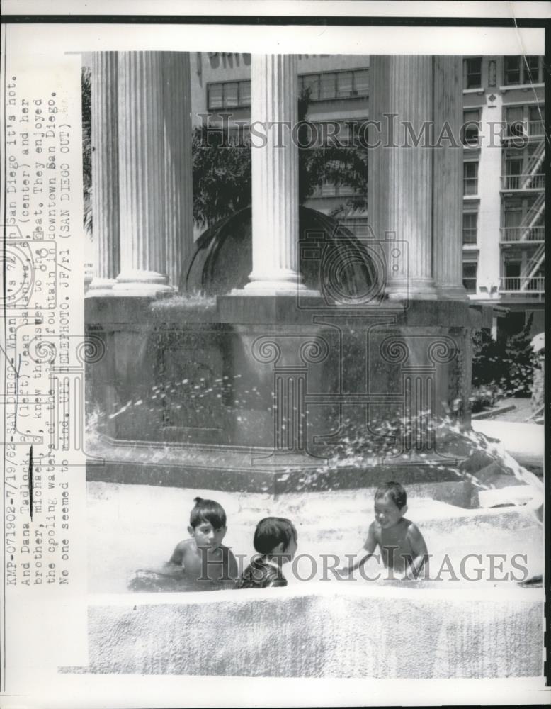 1962 Press Photo Dana Tadlock Jean &amp; Michael Sakaniwa swim in water fountain - Historic Images