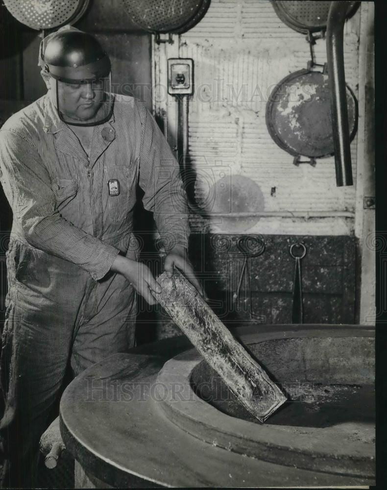 1944 Press Photo Finnes Davis at Western Cartridge Co &amp; metal for shell casings - Historic Images