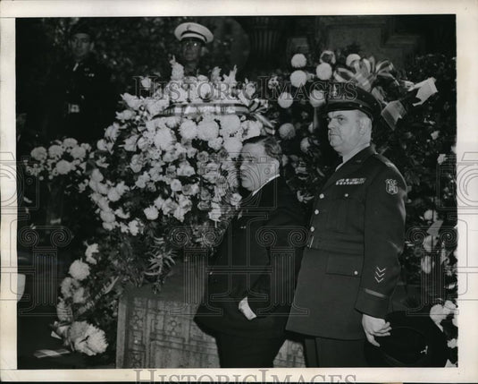 1944 Press Photo Col Edward Riekert lays wreath at WWI Memorial in New York - Historic Images