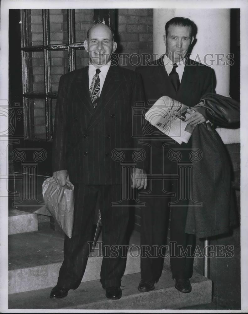 1950 Press Photo Lester Scott & Joe Williamsof NY World Telegram in NY - Historic Images