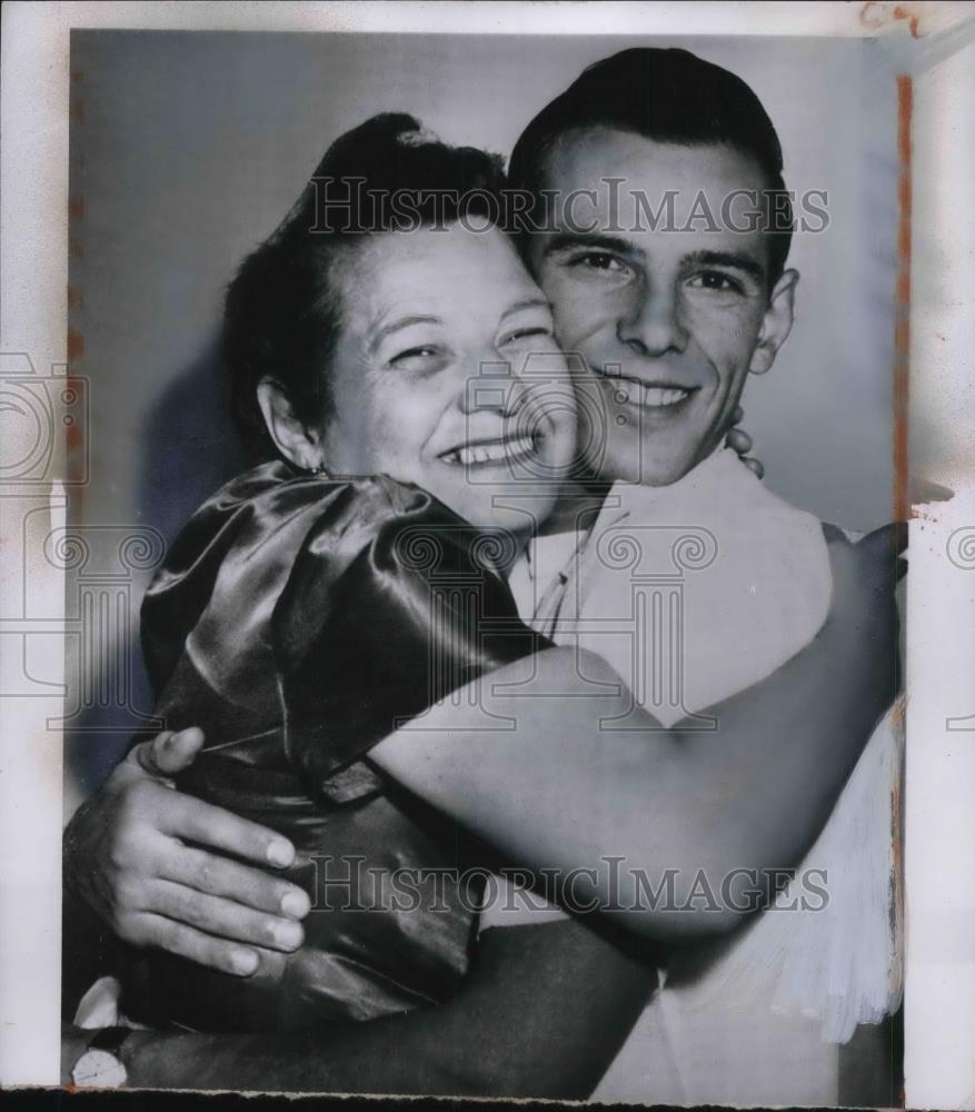 1955 Press Photo Airman Daniel Schmidt & mom Mrs Nellie Peters reunited - Historic Images