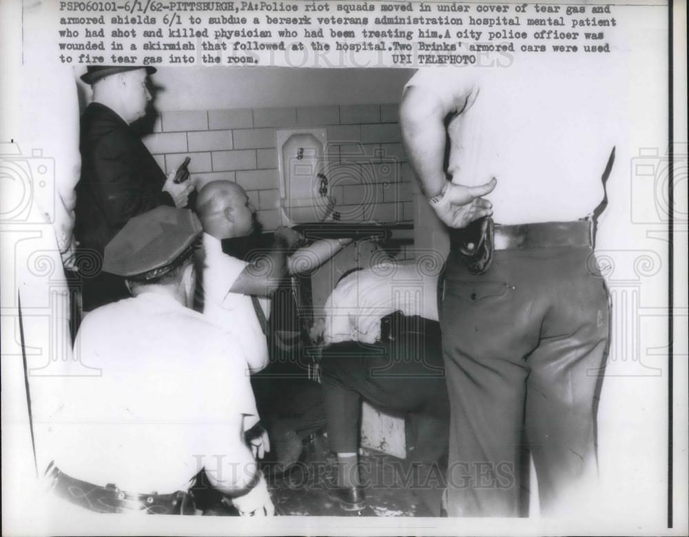 1962 Press Photo Police Riot in shield to subdued a berserk mental patient - Historic Images