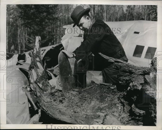 1939 Press Photo Frederick Glass found propellers of wrecked Boeing Stratoliner - Historic Images