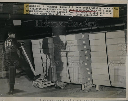 1948 Press Photo Leonard O'Neal loads application blanks for Ohio Veteran Bonus - Historic Images