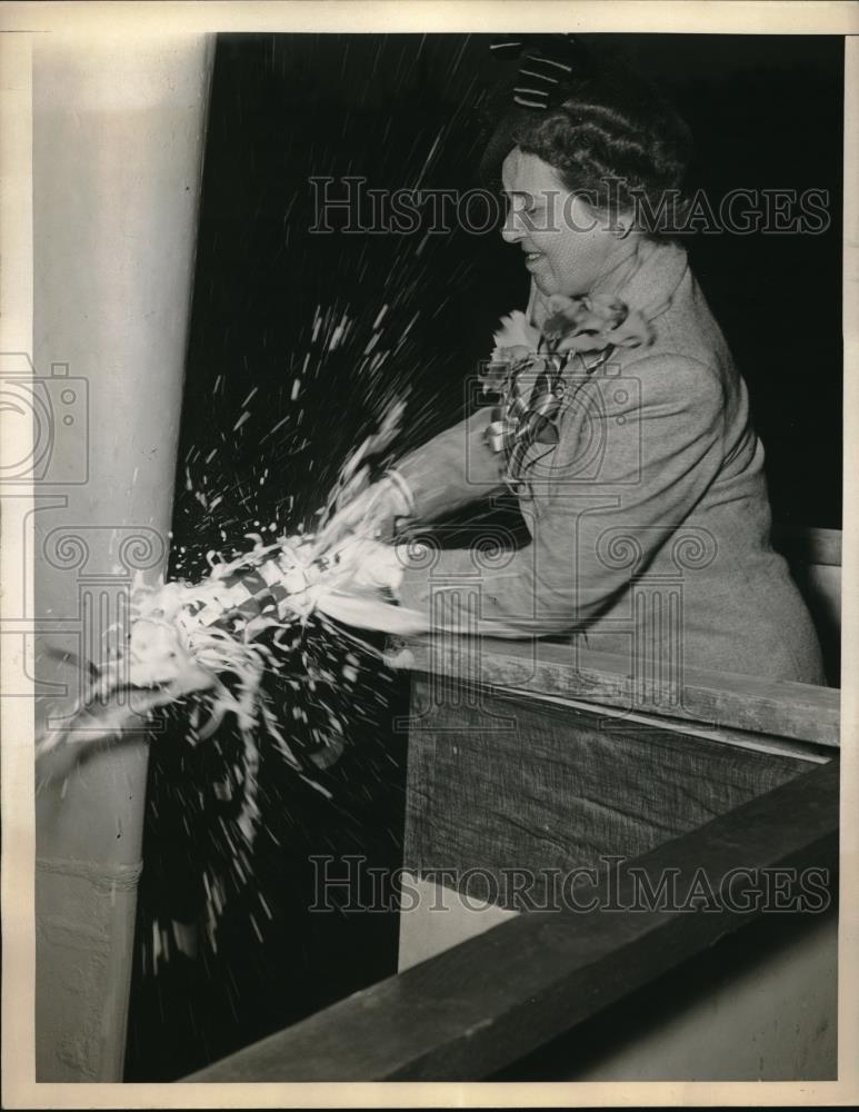 1945 Press Photo Mrs Henry P Isham of Chicago christens the SS Wheatear - Historic Images