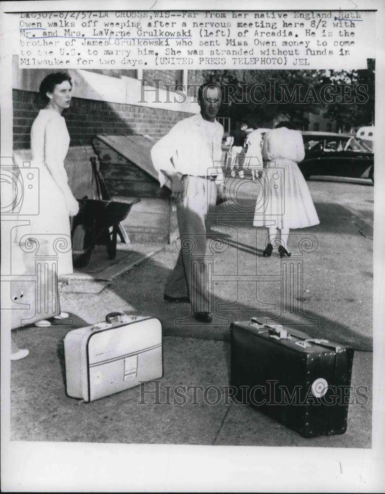 1957 Press Photo Ruth Owen Walks Off After Meeting Mr. And Mrs. Grulkowski - Historic Images