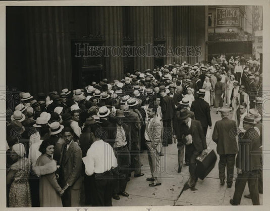 1937 Press Photo People waiting in line on pay off day - Historic Images