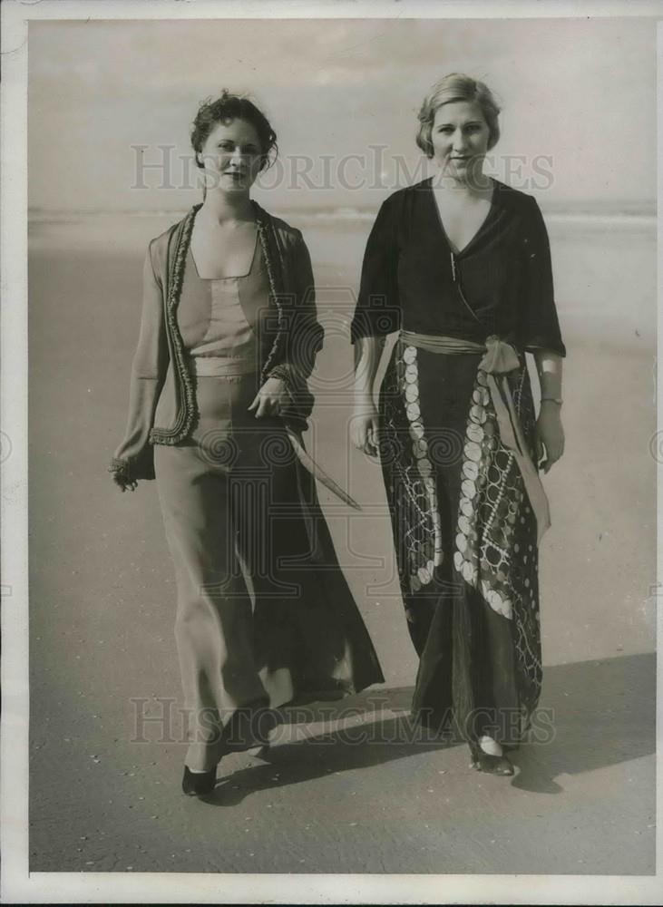 1933 Press Photo Stella Murphy &amp; Anne Dunseith on beach in Daytona Beach FL - Historic Images