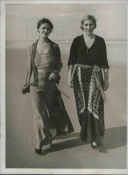 1933 Press Photo Stella Murphy & Anne Dunseith on beach in Daytona Beach FL - Historic Images