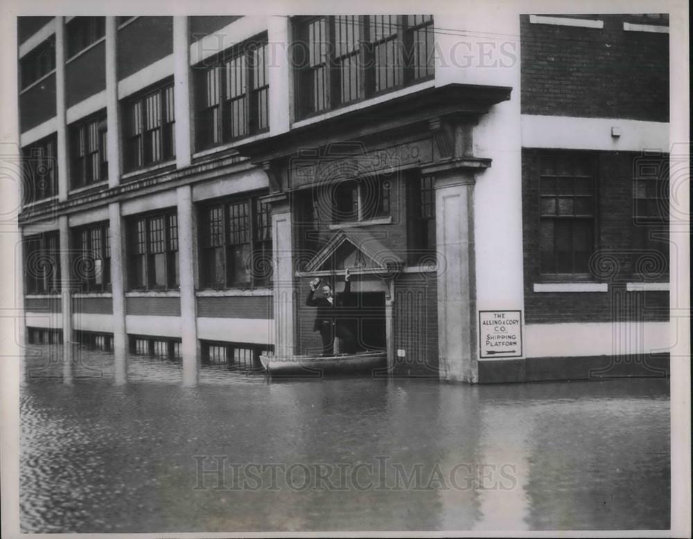 1937 Press Photo Workers used boat to their business establishment at Pittsburgh - Historic Images