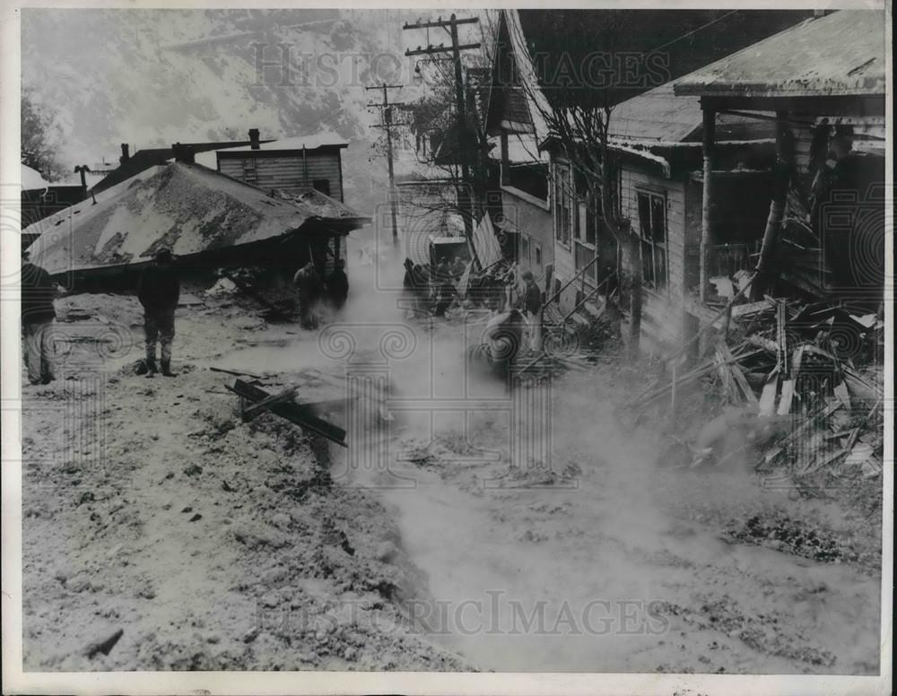 1944 Press Photo Bingham Utah as slag ore rushes thru mining town in landslide - Historic Images