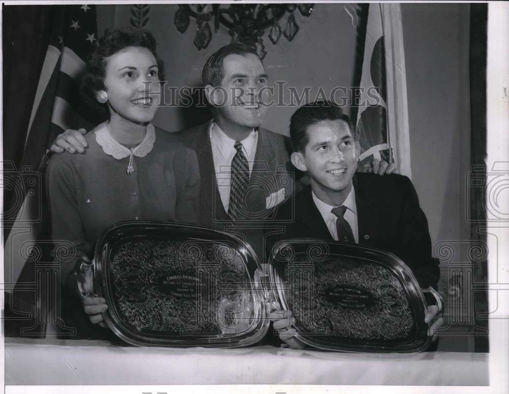 1957 Press Photo Clyde Templeton and Charles Pickering receive 4-H Leadership - Historic Images