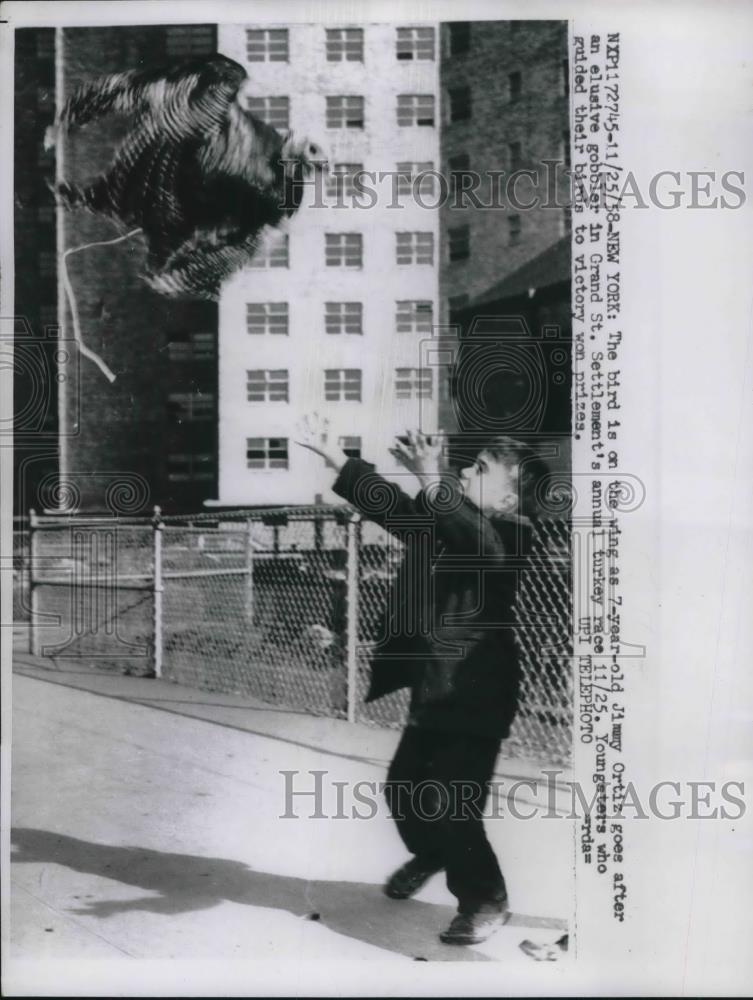 1962 Press Photo Jimmy Ortiz In The Annual Turkey Race - Historic Images