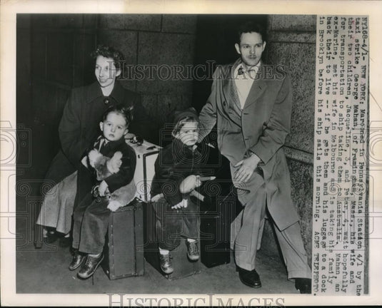 1949 Press Photo George Mahan and his family wait for transportation - Historic Images