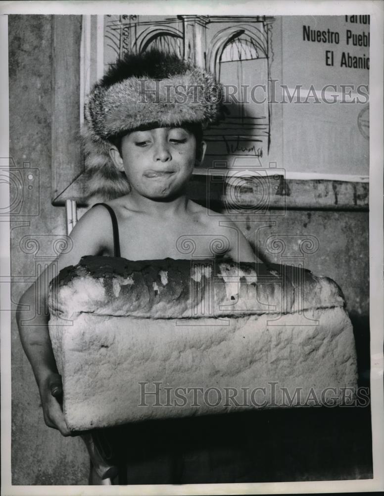 1956 Press Photo Arturo Fernandez carries a king size Argentina bread loaf - Historic Images