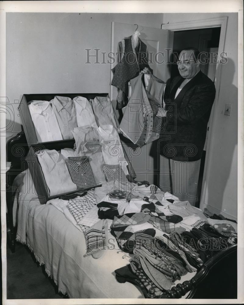 1947 Press Photo Bert Trauerman specialty in the non matching vest - Historic Images