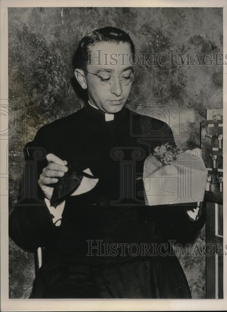 1939 Press Photo Father Angelo Trivissono Displaying The Gifts - Historic Images