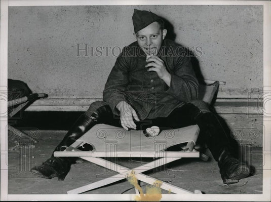 1937 Press Photo Jan Kottier Holland Army taking care of Netherlands Royal Horse - Historic Images