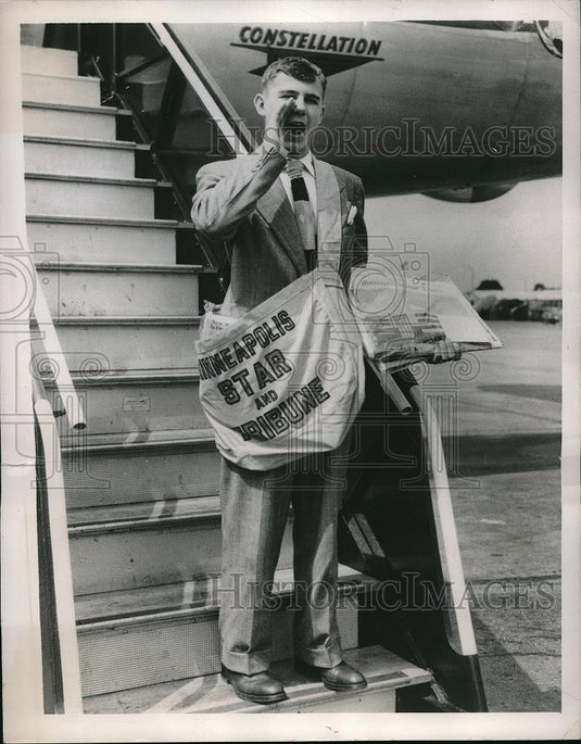1949 Press Photo Donald Olson newsboy of Minneapolis Star & Tribune in London - Historic Images