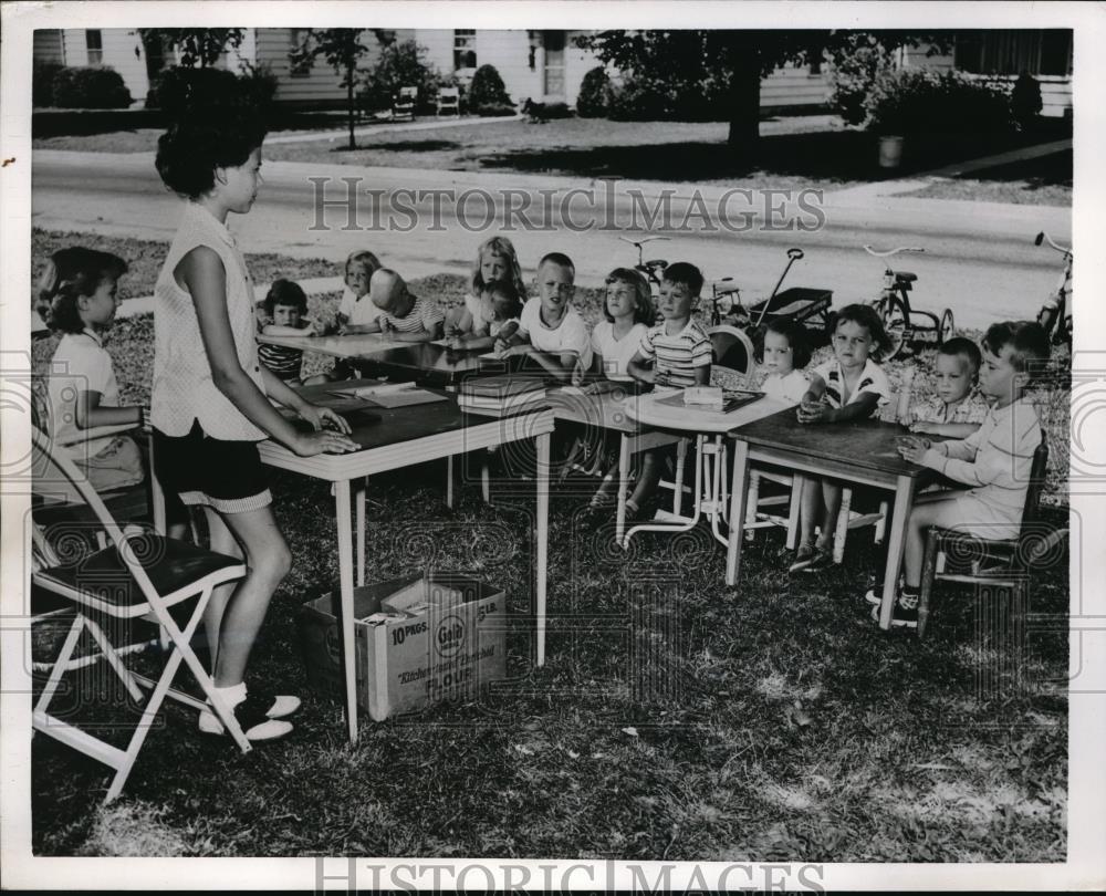 1954 Press Photo Muncie Indiana children &amp; Janet Tahtinen on last day of school - Historic Images