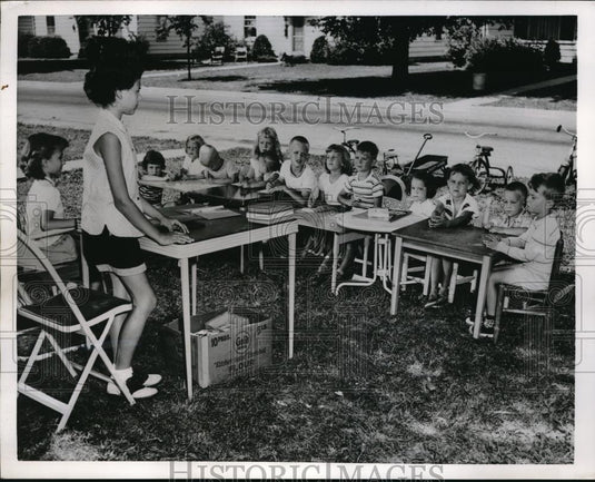 1954 Press Photo Muncie Indiana children & Janet Tahtinen on last day of school - Historic Images