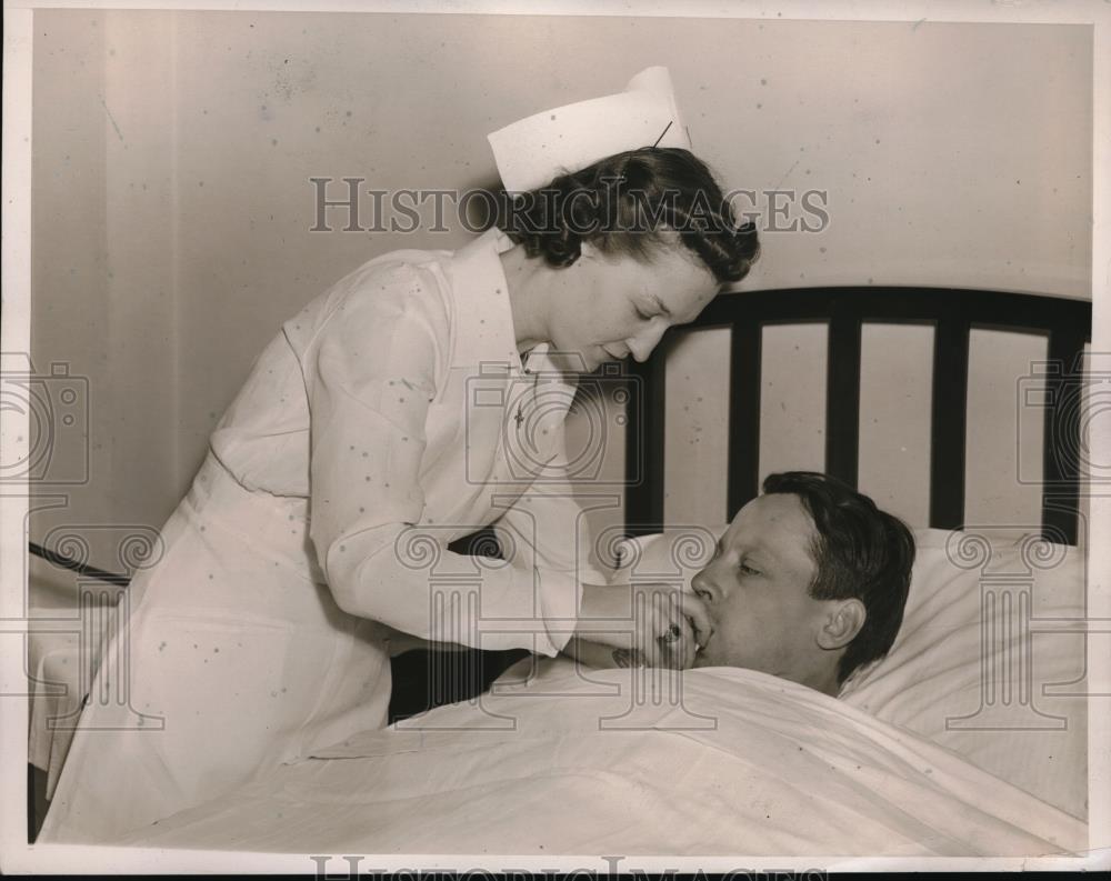 1940 Press Photo Vito Lascito with nurse Ann Dowling at Miseracordia Hospital - Historic Images