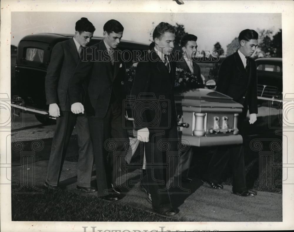 1935 Press Photo W Smith, E Bess, R Smith, R Mabry, M Warner &amp; coffin of M Hall - Historic Images