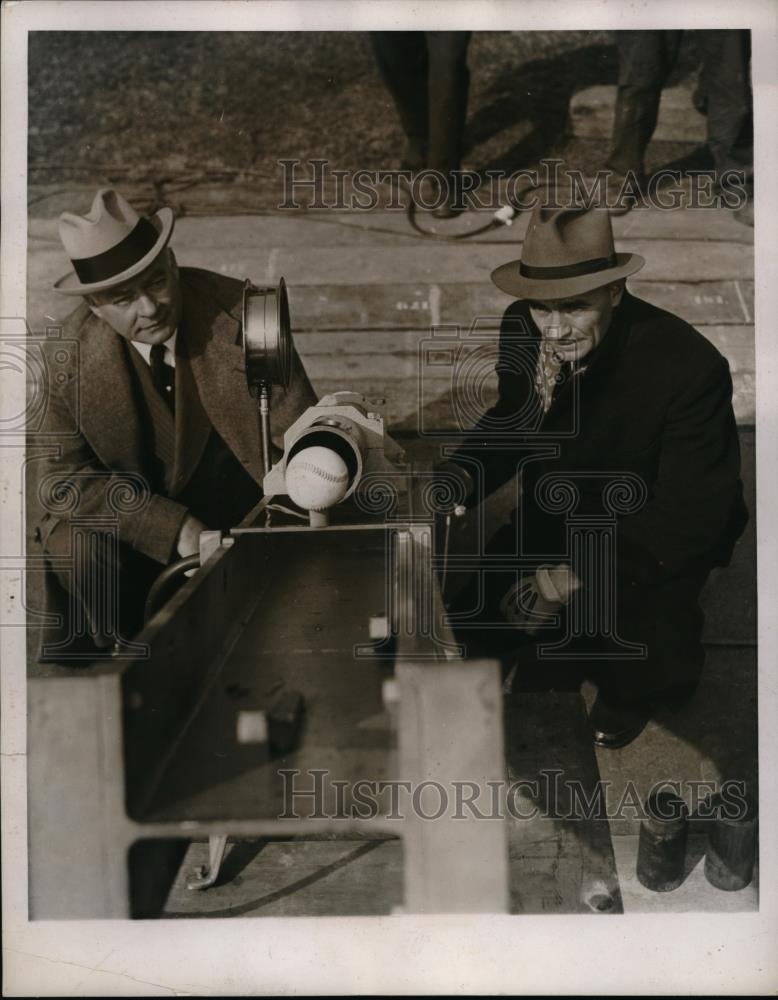 1938 Press Photo Eddie Eynon and P.S.Ballif testing balls at Griffith Stadium - Historic Images