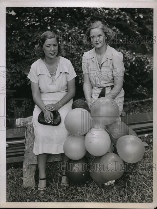 1937 Press Photo Mrs Harold Talbot & sister Anne Truesdale at Greentreen Fair NY - Historic Images