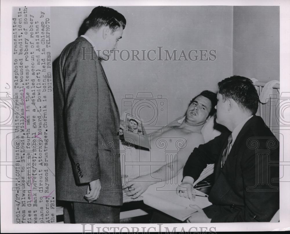 1953 Press Photo Wounded bandit William Scholl interviewed by attorneys - Historic Images