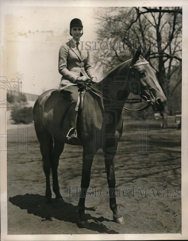 1940 Press Photo Nancy Martin Chairman of Spring Horse Show Debutante Committee - Historic Images