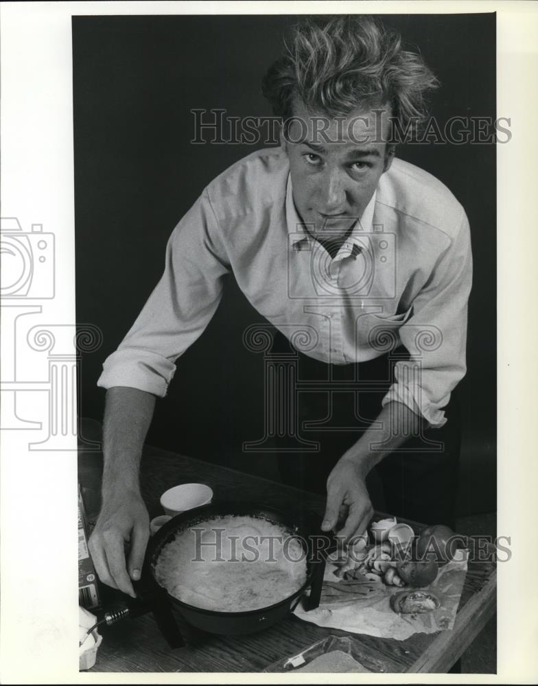 1982 Press Photo Dean Miller Prepares Popcorn Popper Egg Dish - ora61617 - Historic Images