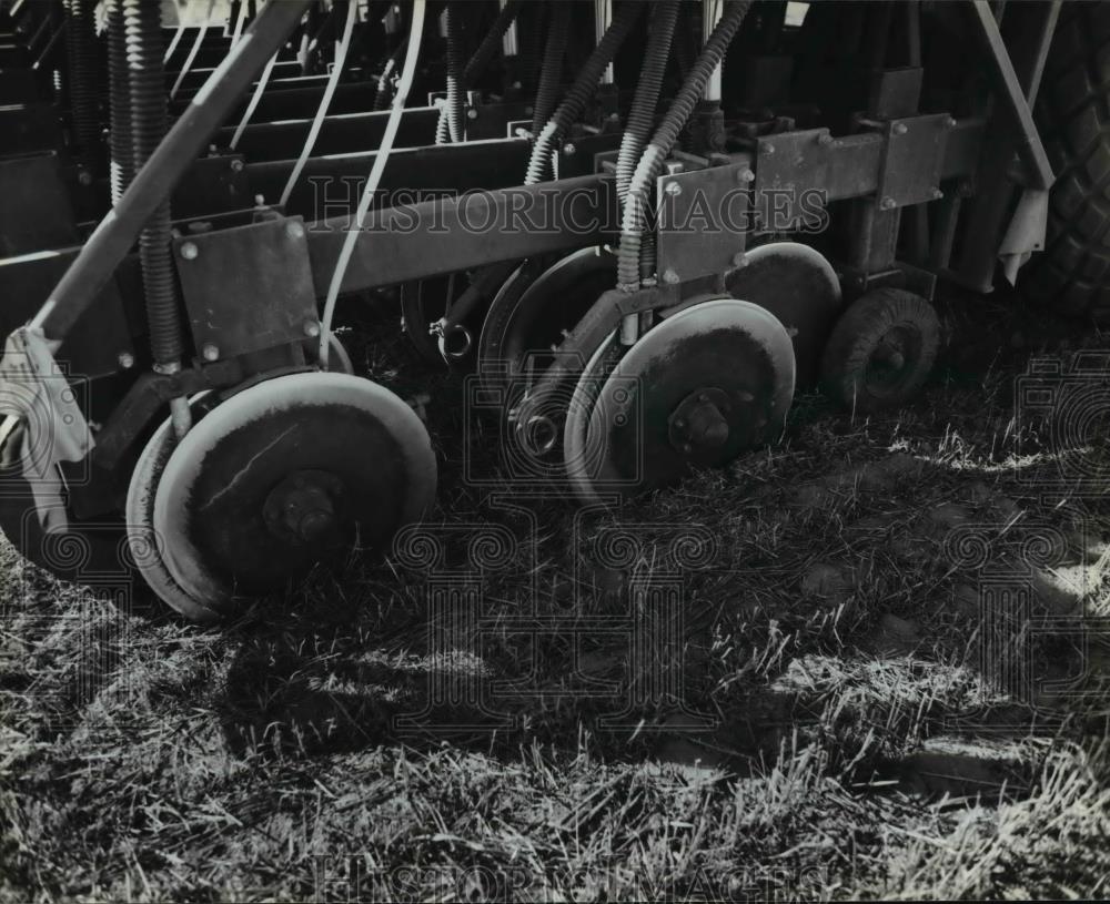 Press Photo Specially manufactured or adapted equipment can place fertilizer - Historic Images