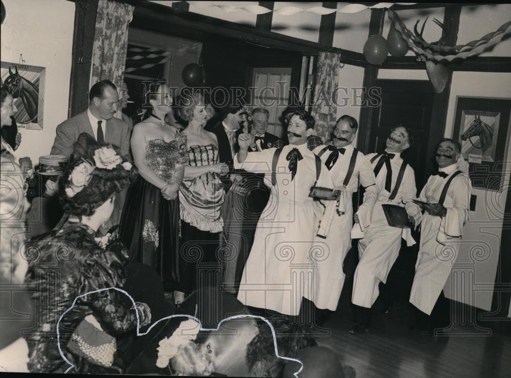 1949 Press Photo Portland Hunt members with own entertainment in costume party - Historic Images